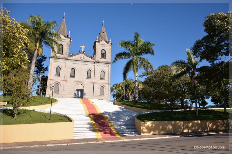 Igreja Matriz de Bueno Brandão MG - Foto: Roberto Torrubia