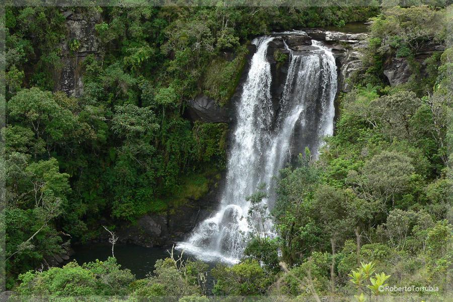 Cachoeira dos Gascias - Aiuruoca MG - Foto: Roberto Torrubia