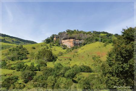 Falésia dos Olhos, Paraisópolis MG - Foto: Roberto Torrubia 